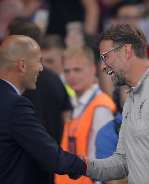 Zinedine Zidane und Jürgen Klopp geben sich die Hand.