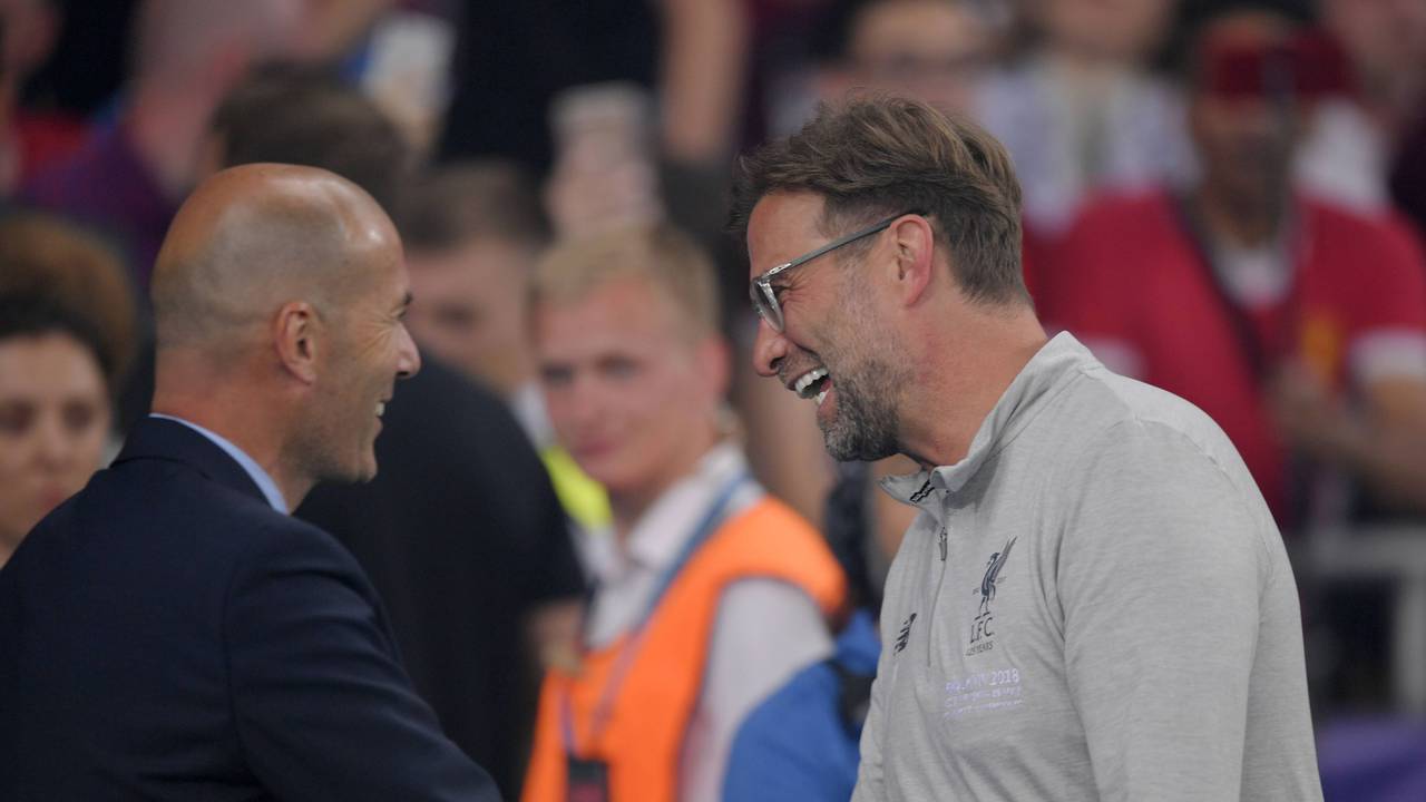 Zinedine Zidane und Jürgen Klopp geben sich die Hand.