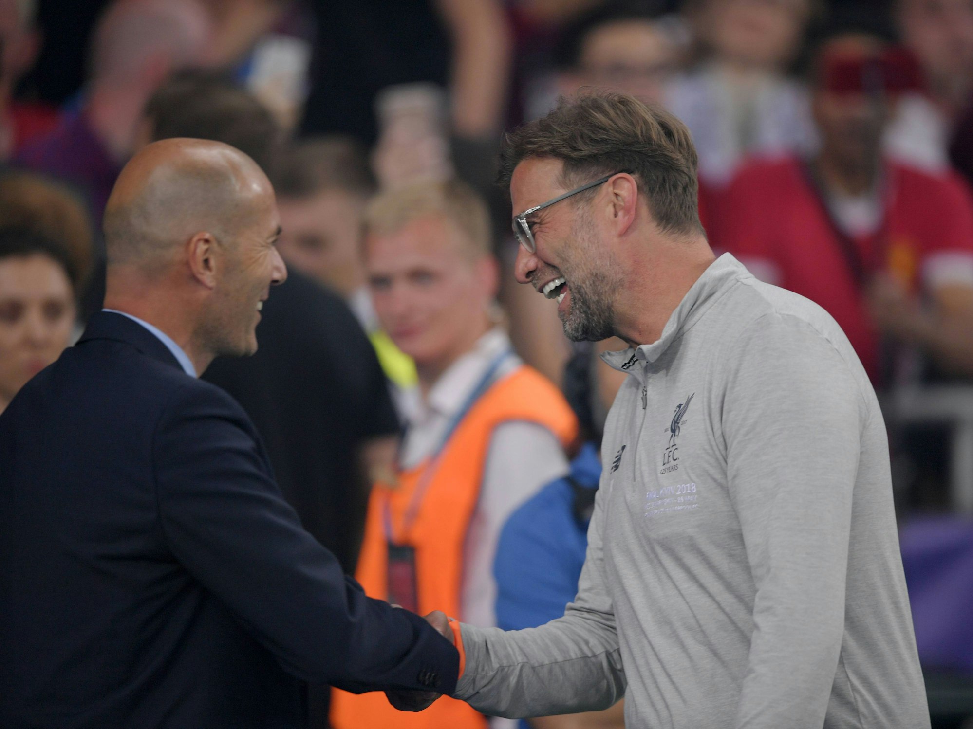 Zinedine Zidane und Jürgen Klopp geben sich die Hand.