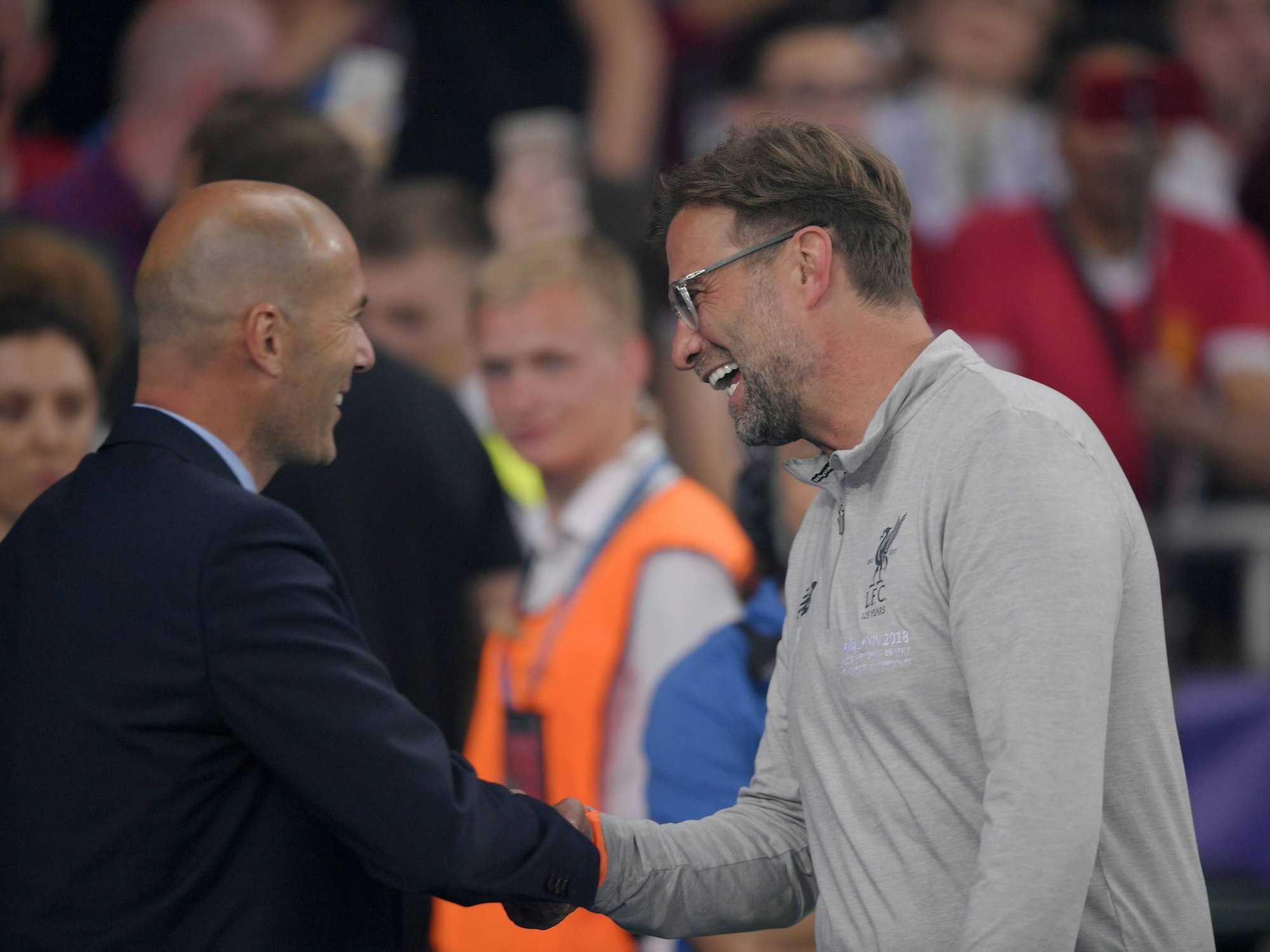 Zinedine Zidane und Jürgen Klopp geben sich die Hand.