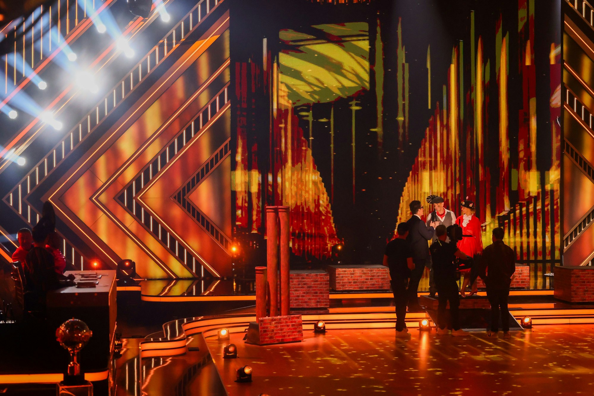 Mark Keller und Kathrin Menzinger warten in der RTL-Tanzshow „Let's Dance“ im Coloneum auf das Licht. Für eine kurze Zeit waren Teile der Beleuchtung ausgefallen.