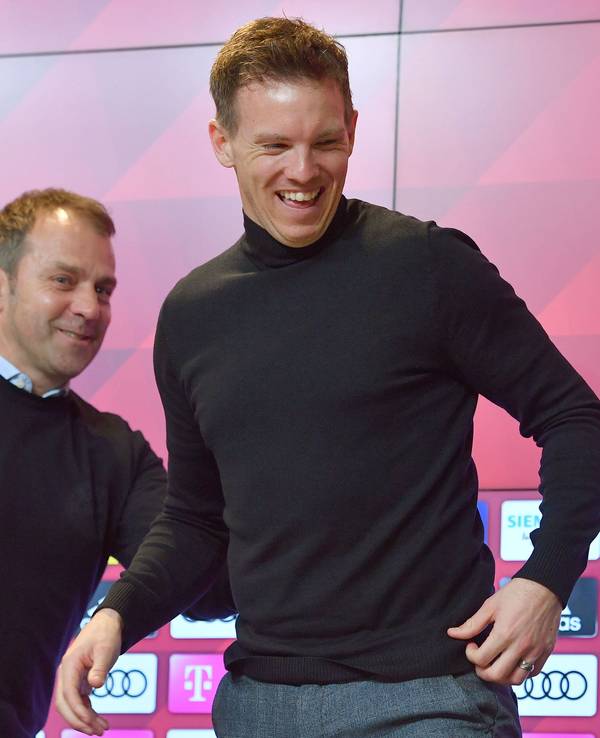 Die Trainer Hansi Flick und Julian Nagelsmann lachen gemeinsam