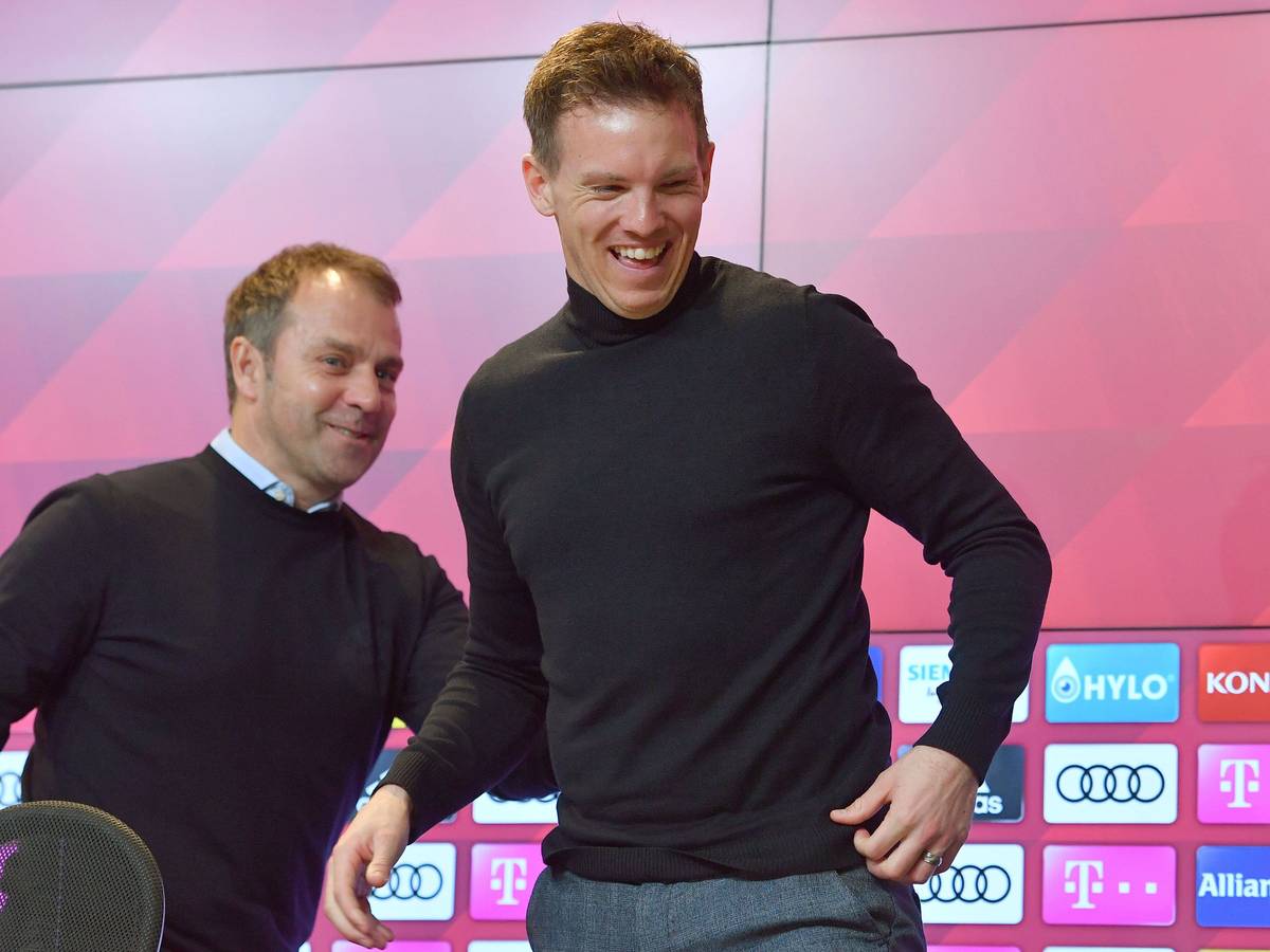 Die Trainer Hansi Flick und Julian Nagelsmann lachen gemeinsam