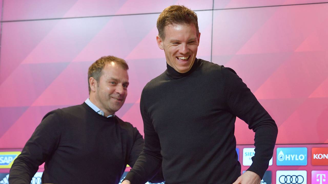 Die Trainer Hansi Flick und Julian Nagelsmann lachen gemeinsam