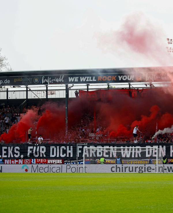 Die Fans von Fortuna Düsseldorf zeigen beim Spiel in Wiesbaden ein Banner für den verstorbenen Mannschaftsbetreuer Aleksandar Spengler.