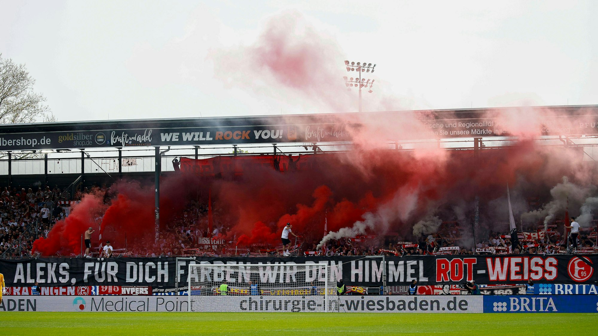 Die Fans von Fortuna Düsseldorf zeigen beim Spiel in Wiesbaden ein Banner für den verstorbenen Mannschaftsbetreuer Aleksandar Spengler.