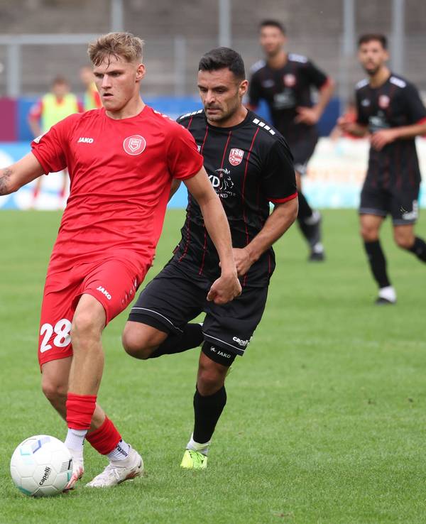 Siegens Marius Zentler führt den Ball im Spiel gegen Türkspor Dortmund.