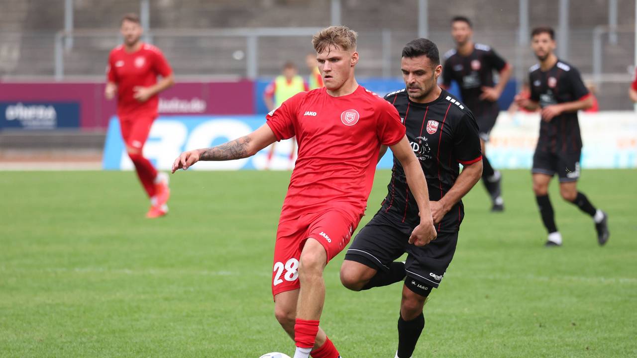 Siegens Marius Zentler führt den Ball im Spiel gegen Türkspor Dortmund.