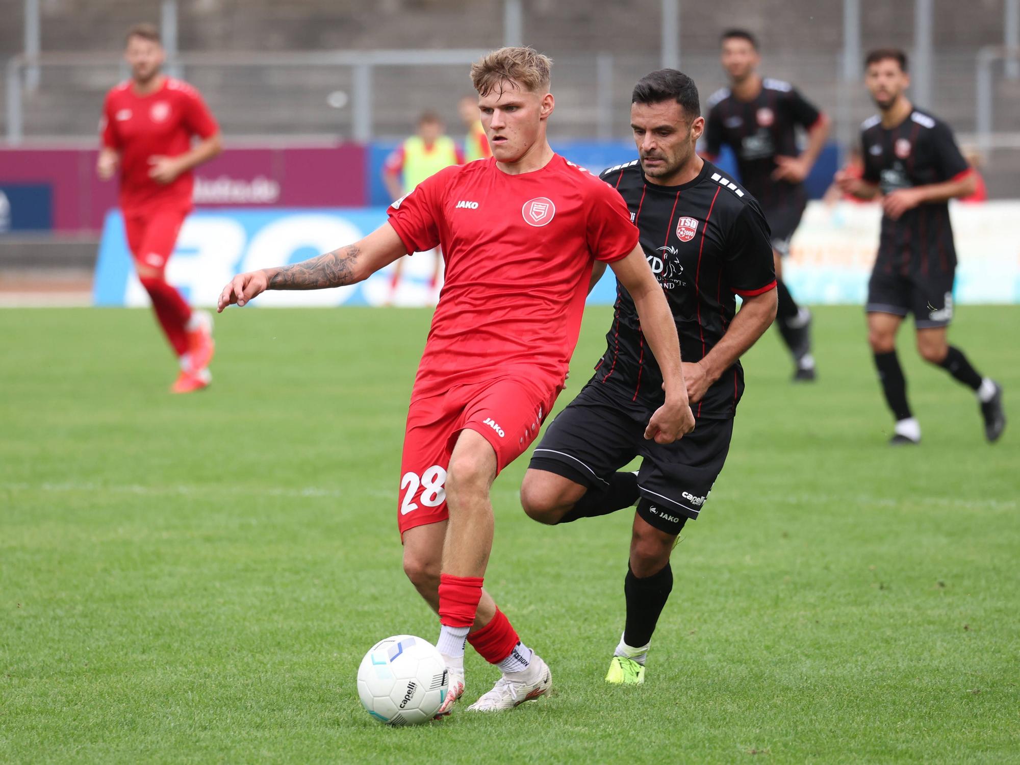 Siegens Marius Zentler führt den Ball im Spiel gegen Türkspor Dortmund.
