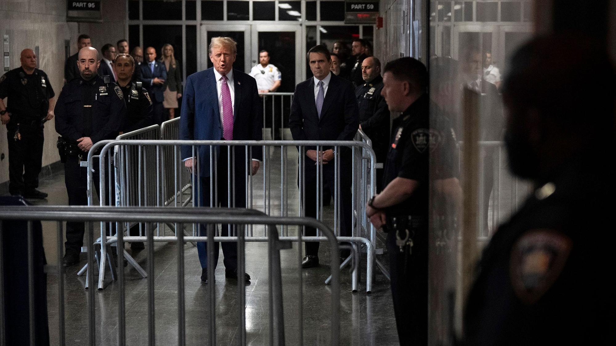 Donald Trump spricht mit den Medien während des Prozesses im Strafgerichtshof von Manhattan in New York.