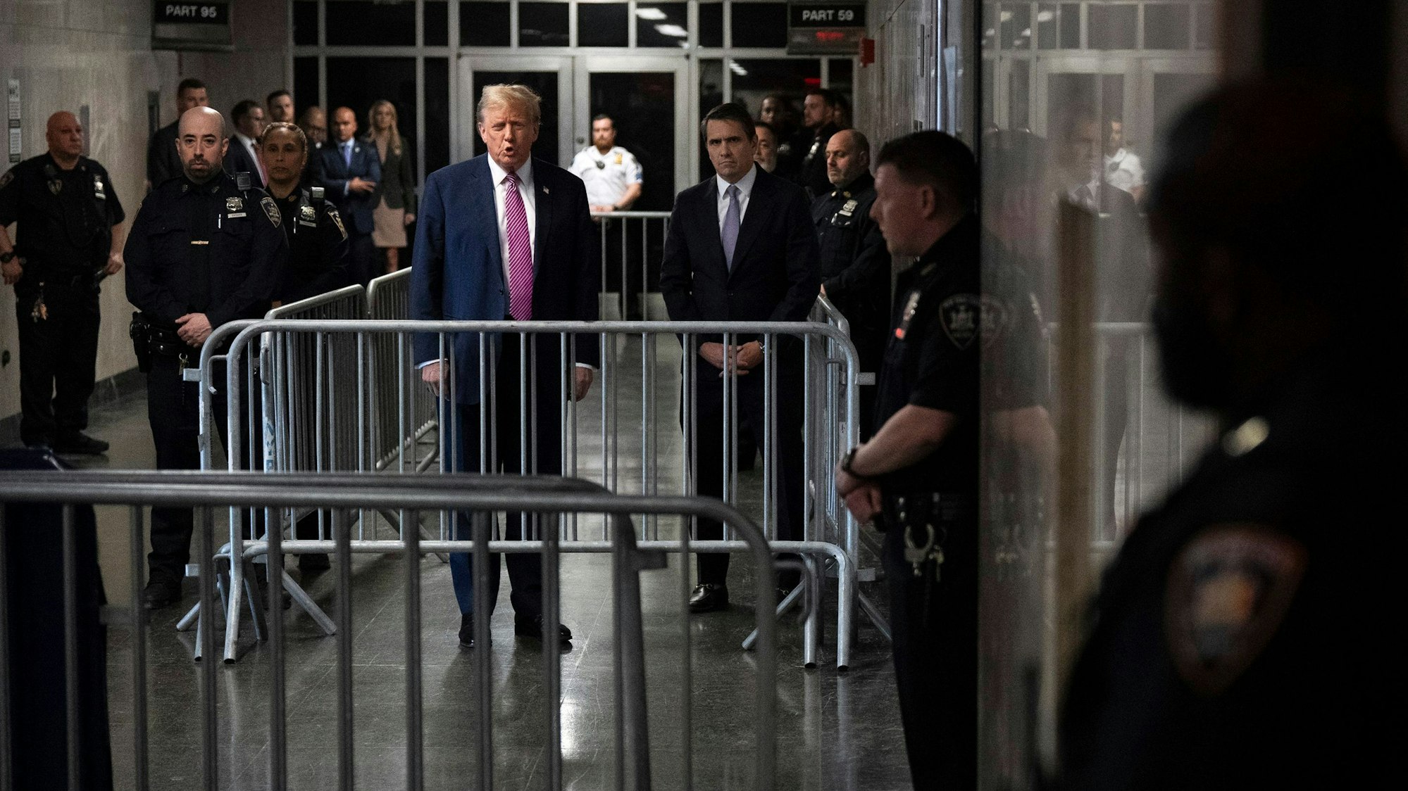 Donald Trump spricht mit den Medien während des Prozesses im Strafgerichtshof von Manhattan in New York.