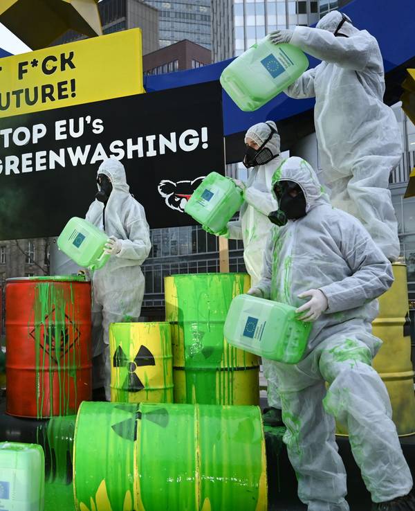 Aktivisten demonstrieren 2022 vor der Euro-Skulptur in der Frankfurter Innenstadt gegen Greenwashing.