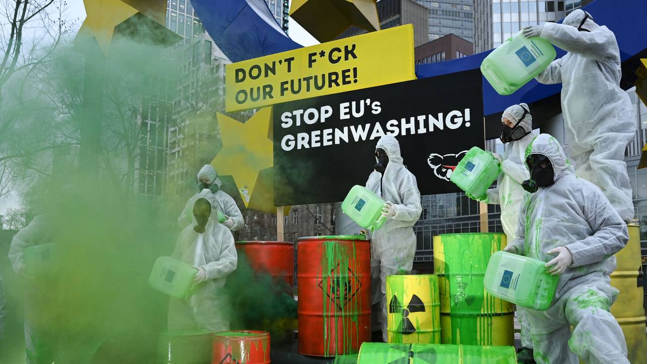 Aktivisten demonstrieren 2022 vor der Euro-Skulptur in der Frankfurter Innenstadt gegen Greenwashing.