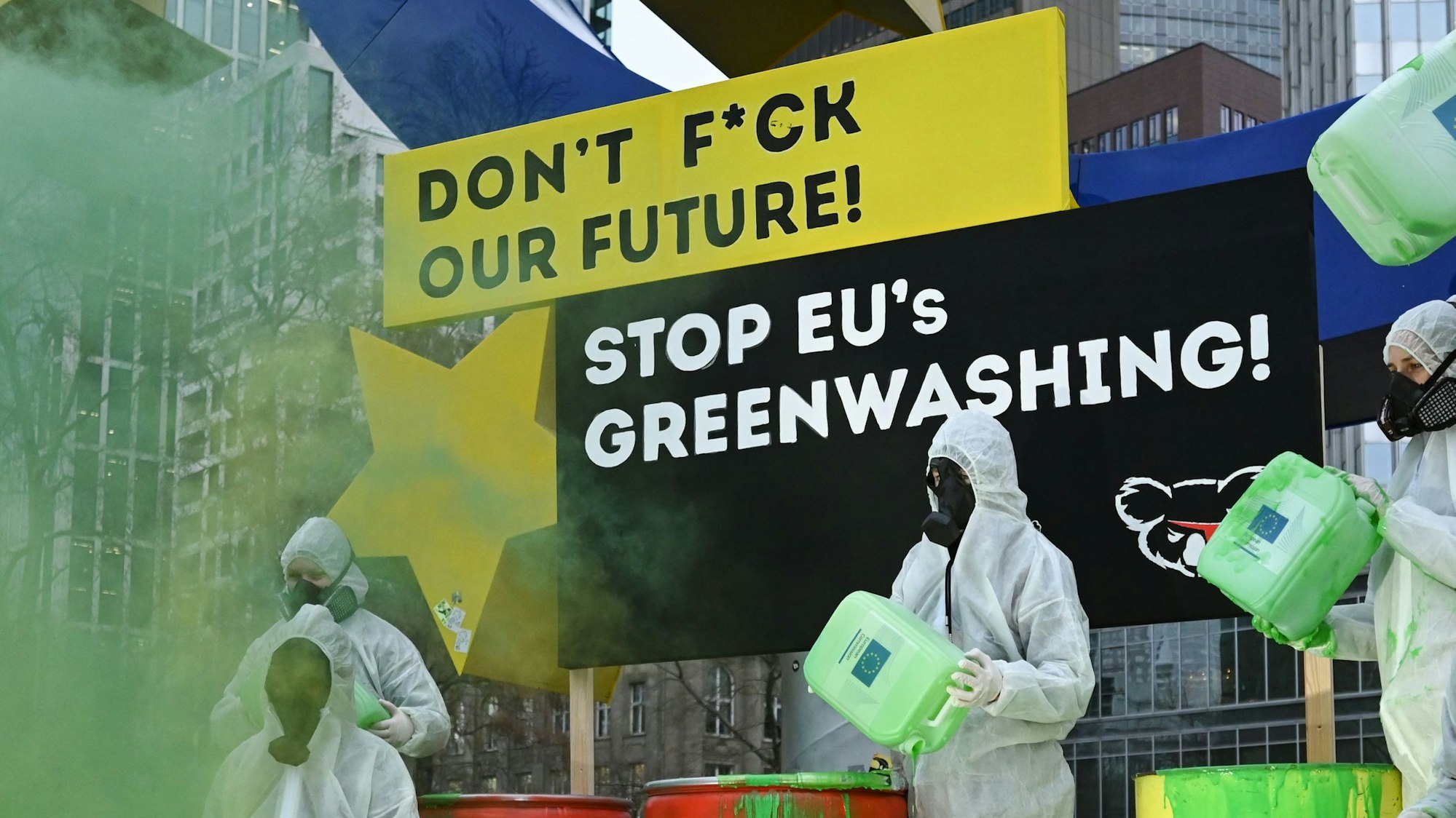Aktivisten demonstrieren 2022 vor der Euro-Skulptur in der Frankfurter Innenstadt gegen Greenwashing.