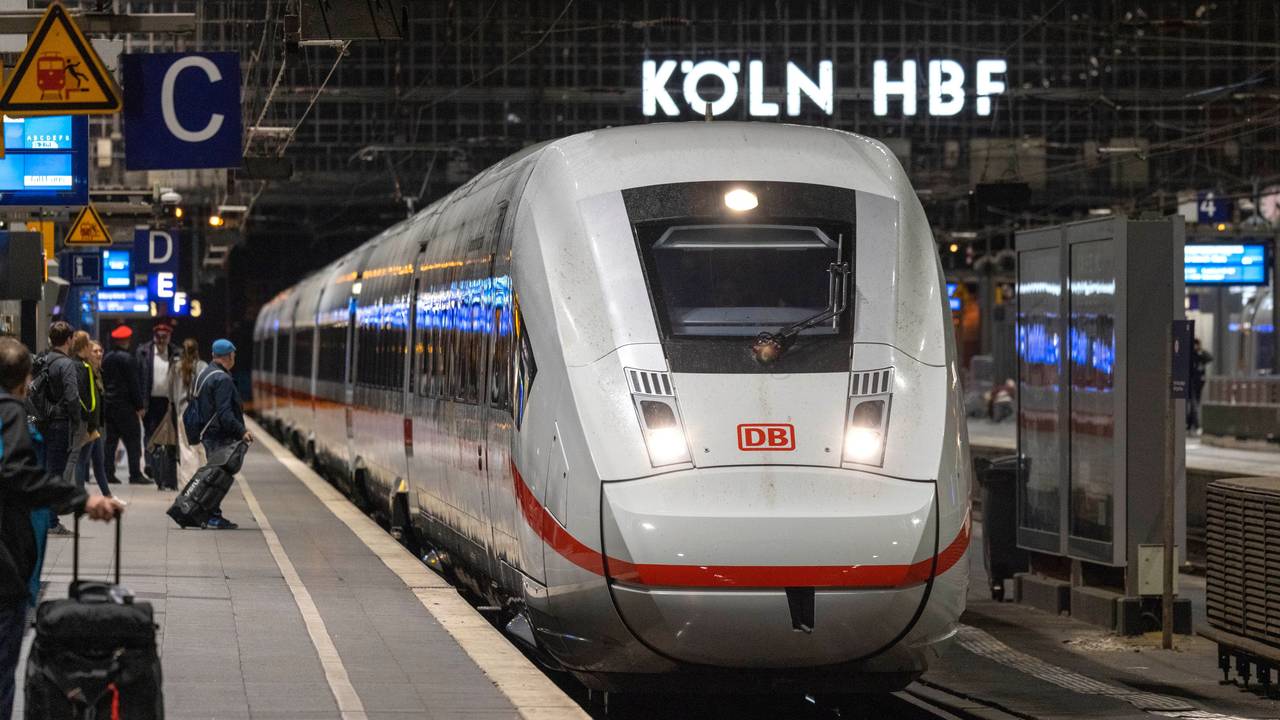 ARCHIV - 13.10.2023, Nordrhein-Westfalen, Köln: Ein ICE im Hauptbahnhof Köln. Am Tag der Zeitumstellung gingen die Uhren im Hauptbahnhof falsch. (zu dpa: «Technisches Problem - Uhren im Kölner Hauptbahnhof gingen nach») Foto: Thomas Banneyer/dpa +++ dpa-Bildfunk +++