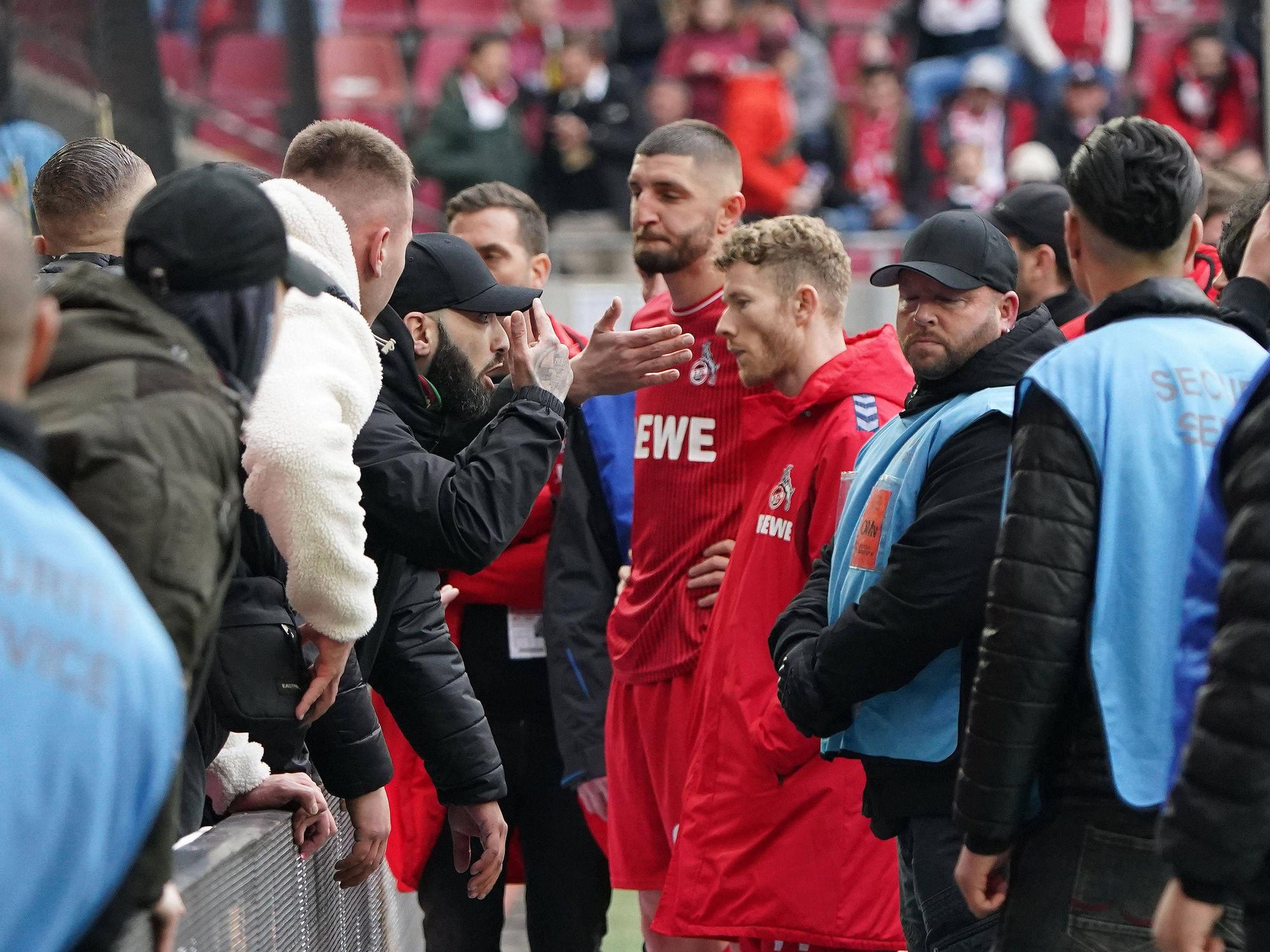 Die Ultras sprechen Klartext mit den FC-Verlierern.