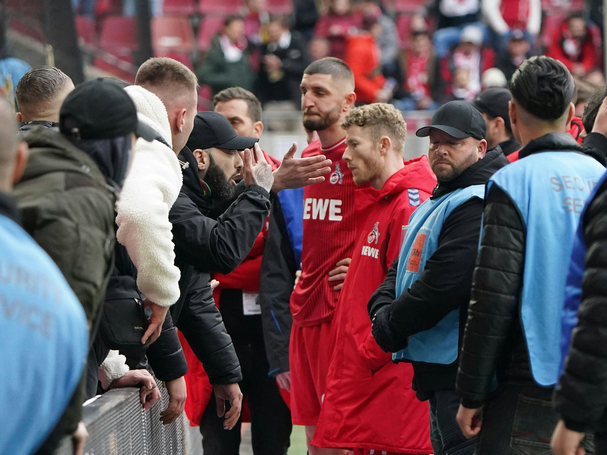 Die Ultras sprechen Klartext mit den FC-Verlierern.