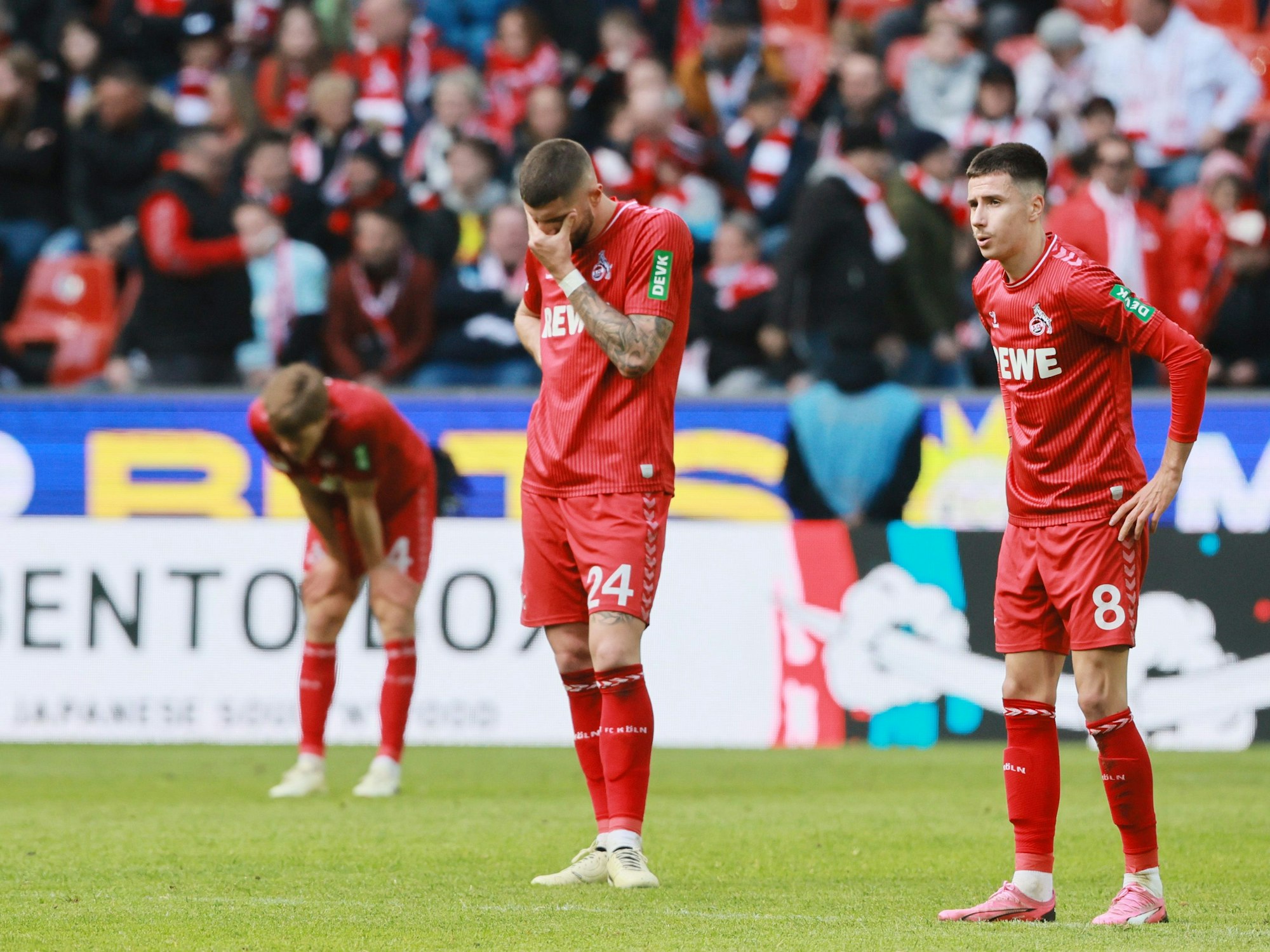 Die FC-Spieler Jeff Chabot und Denis Huseinbasic sind nach der Niederlage gegen Darmstadt enttäuscht.