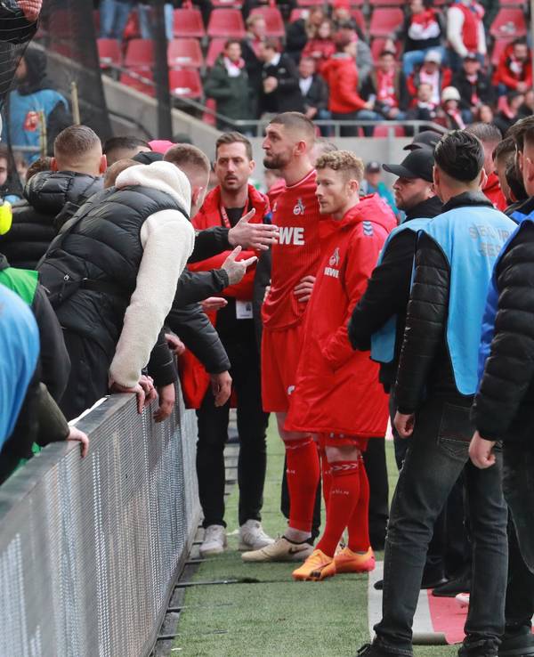 Florian Kainz und Jeff Chabot vor der Südtribüne. Ultras reden auf sie ein.