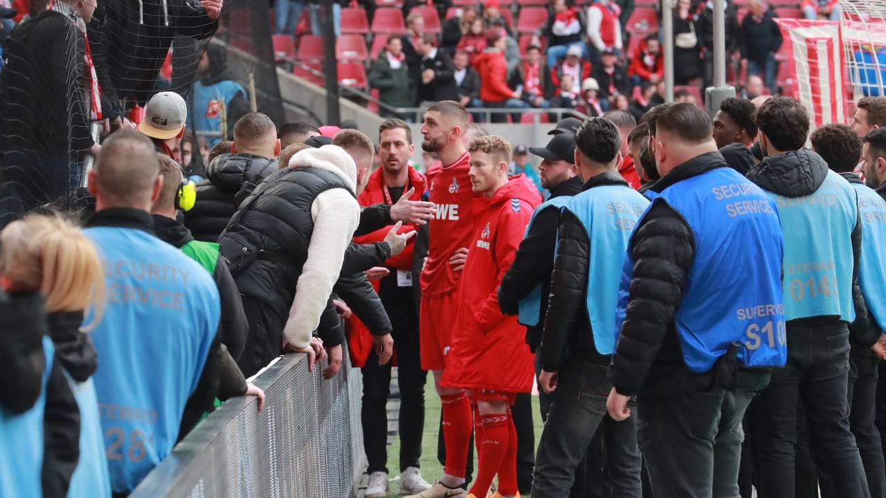 Florian Kainz und Jeff Chabot vor der Südtribüne. Ultras reden auf sie ein.