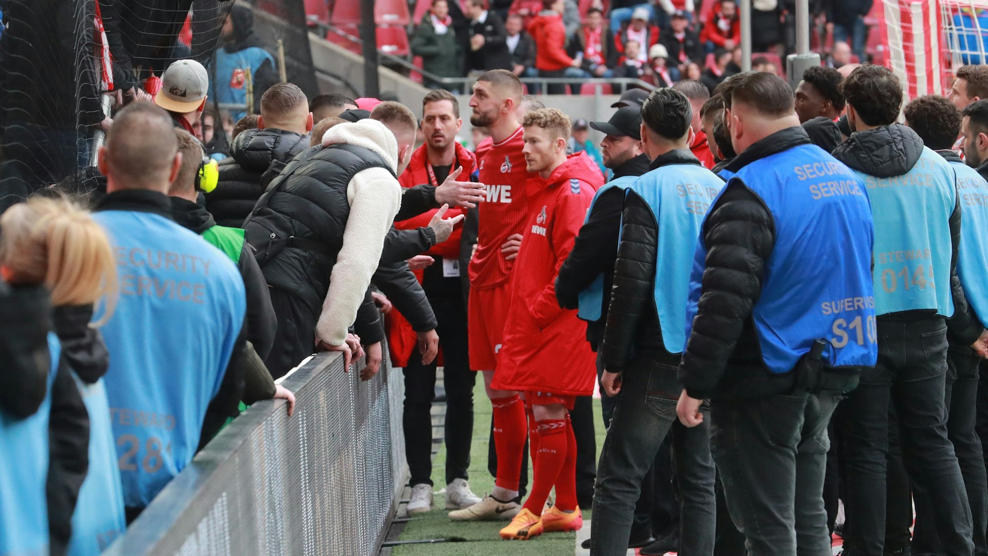 Die Ultras des 1. FC Köln reden auf die Spieler ein.