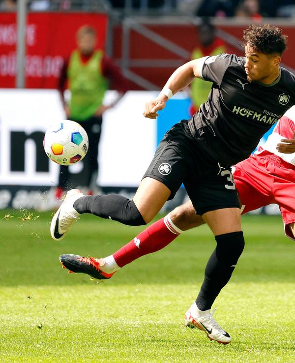 Fortuna Düsseldorfs Jamil Siebert im Zweikampf mit Fürths Armindo Sieb.