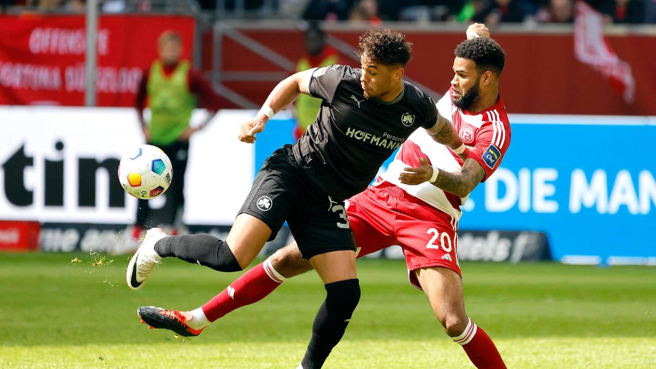 Fortuna Düsseldorfs Jamil Siebert im Zweikampf mit Fürths Armindo Sieb.