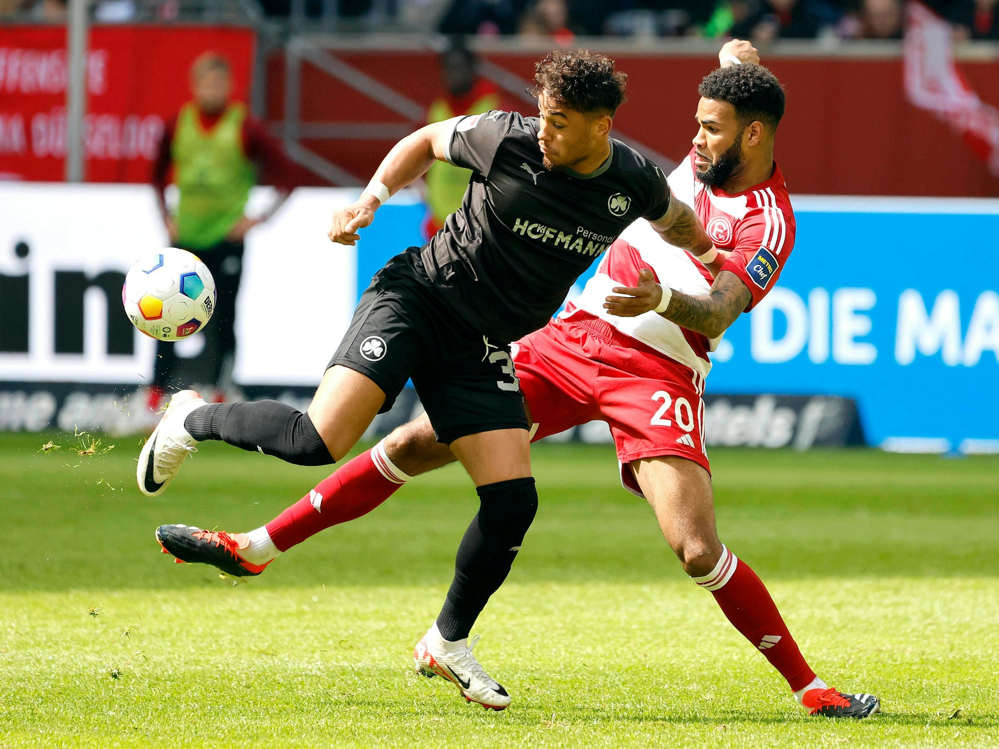 Fortuna Düsseldorfs Jamil Siebert im Zweikampf mit Fürths Armindo Sieb.