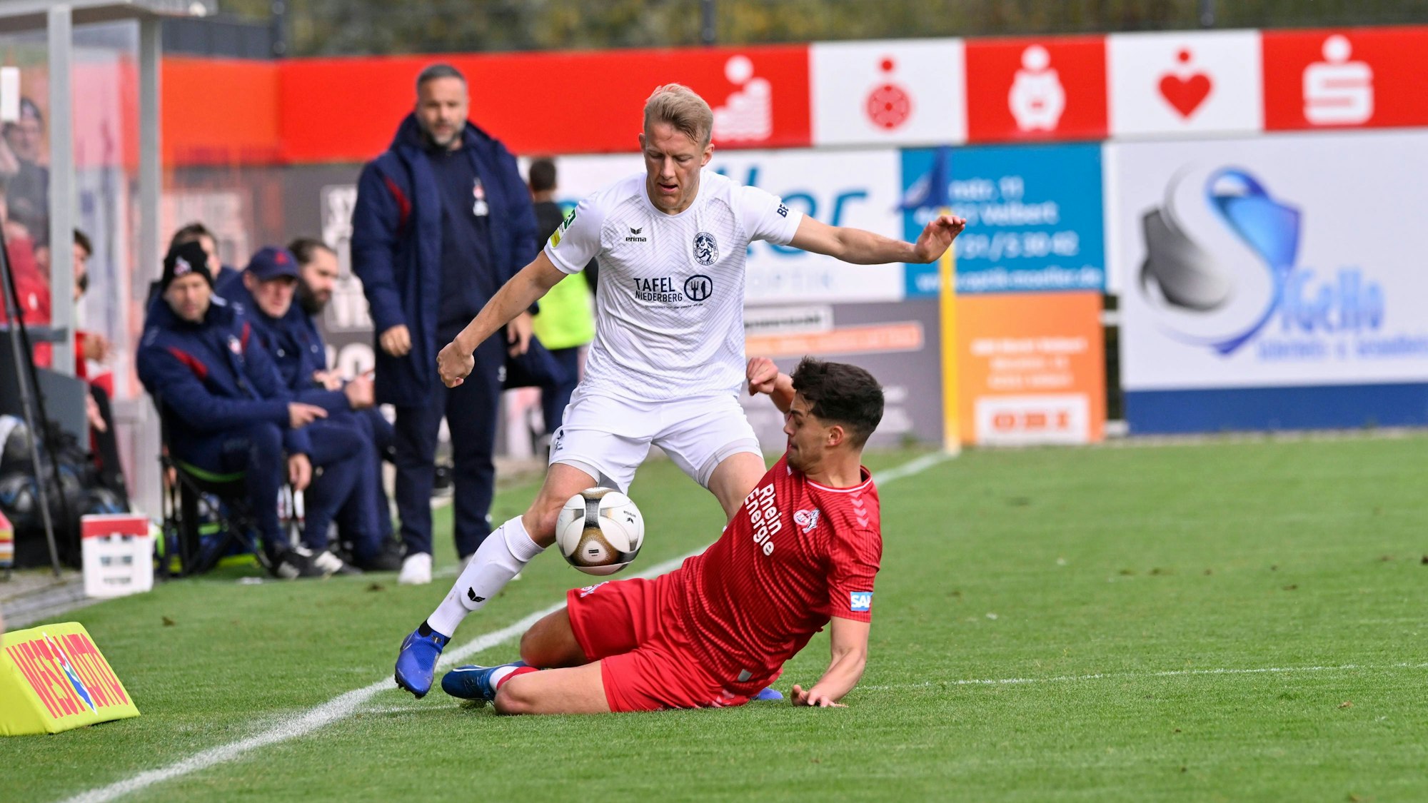 Emin Kujovic im Zweikampf mit Jonas Erwig-Drüppel