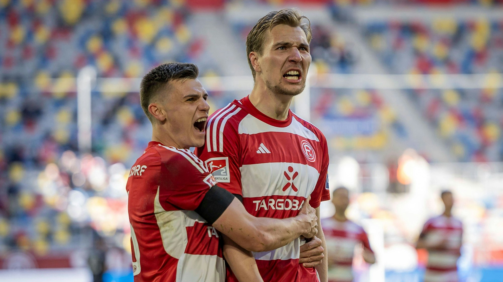 Fortuna Düsseldorfs Vincent Vermeij jubelt mit Teamkollege Yannik Engelhardt über sein Tor gegen Greuther Fürth.