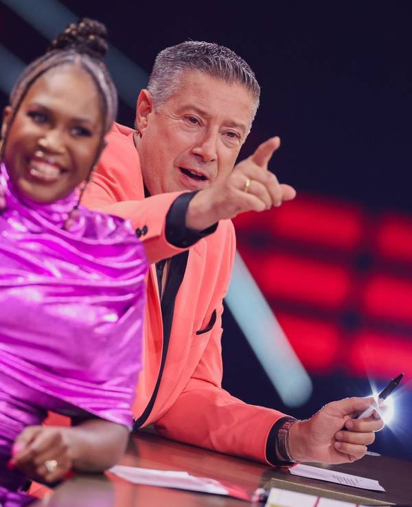 Motsi Mabuse und Joachim Llambi sitzen am Jurypult.