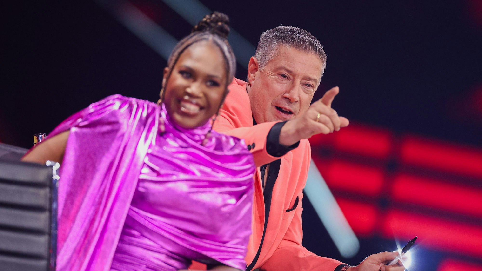 Motsi Mabuse und Joachim Llambi sitzen am Jurypult.