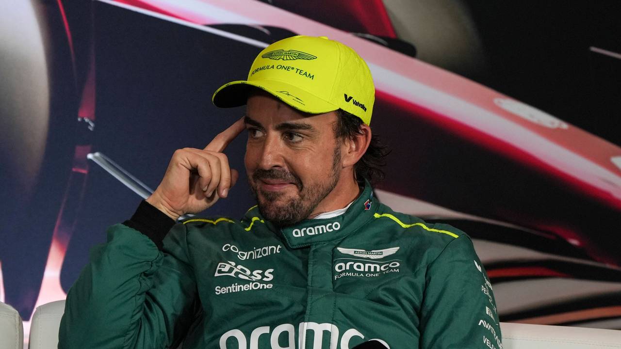Fernando Alonso lächelt schelmisch bei einer Pressekonferenz der Formel 1.