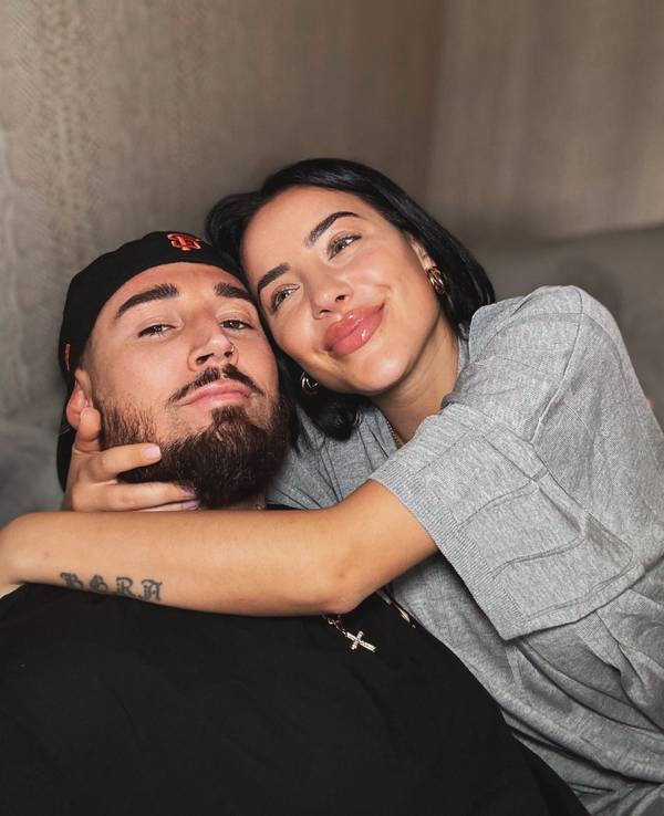 Mike Heiter und Leyla Lahouar machen ein Selfie.
