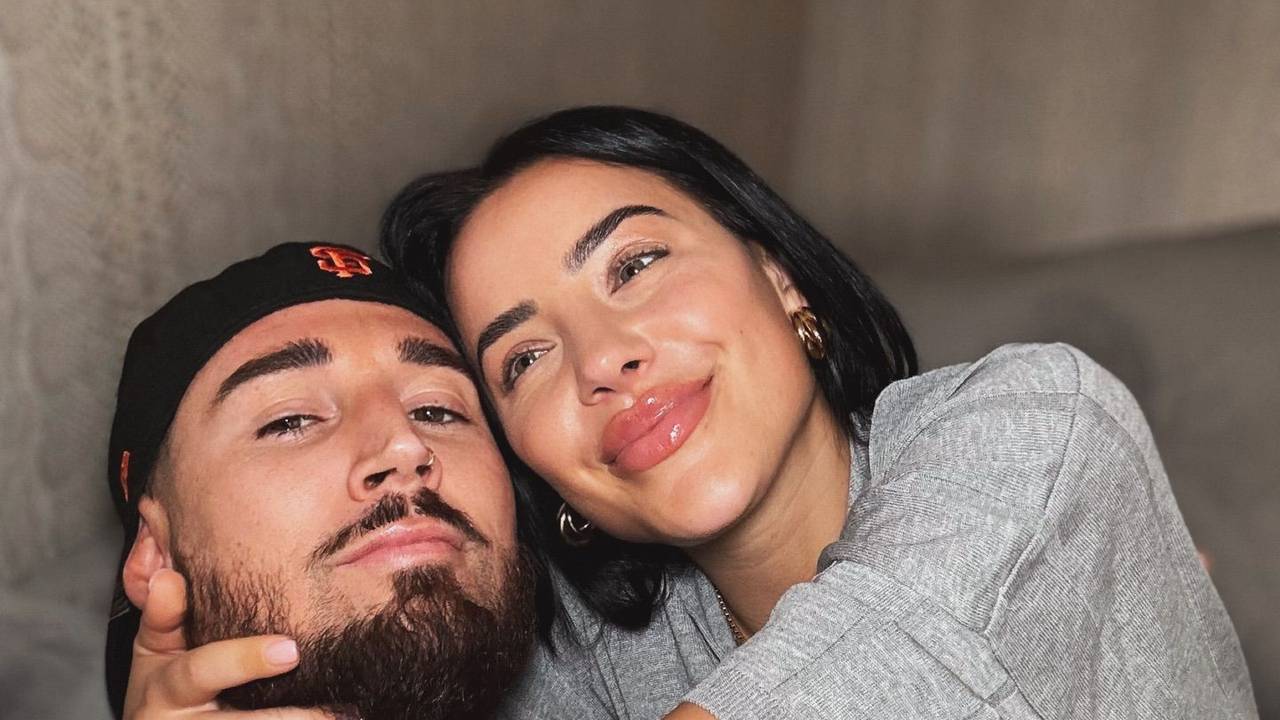 Mike Heiter und Leyla Lahouar machen ein Selfie.
