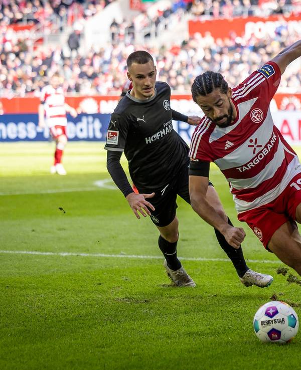 Fortuna Düsseldorfs Emmanuel Iyoha im Zweikampf mit Tim Lemperle von der SpVgg Greuther Fürth.