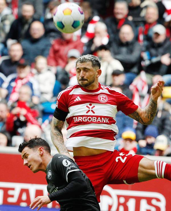 Fortuna Düsseldorfs Matthias Zimmermann und Marco Meyerhöfer von Greuther Fürth kämpfen um den Ball.