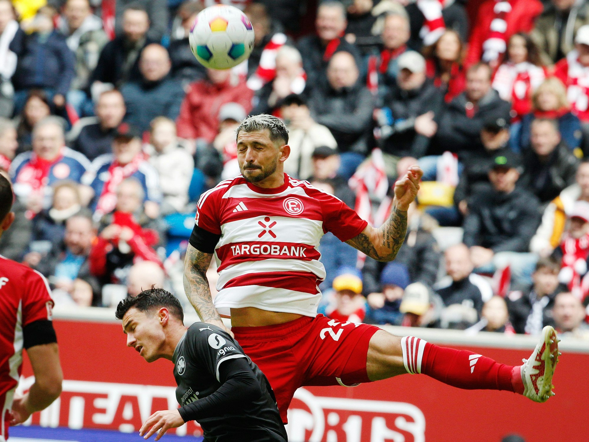 Fortuna Düsseldorfs Matthias Zimmermann und Marco Meyerhöfer von Greuther Fürth kämpfen um den Ball.