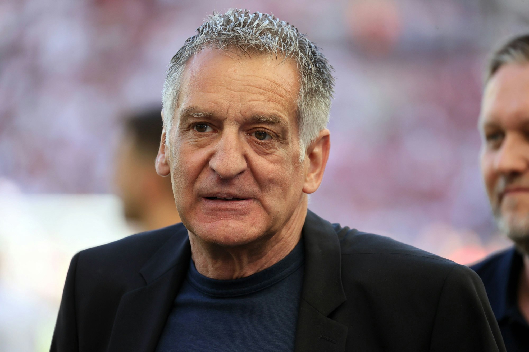 Eike Immel am Rande des Bundesliga-Spiels zwischen dem VfB Stuttgart und dem 1. FC Köln.