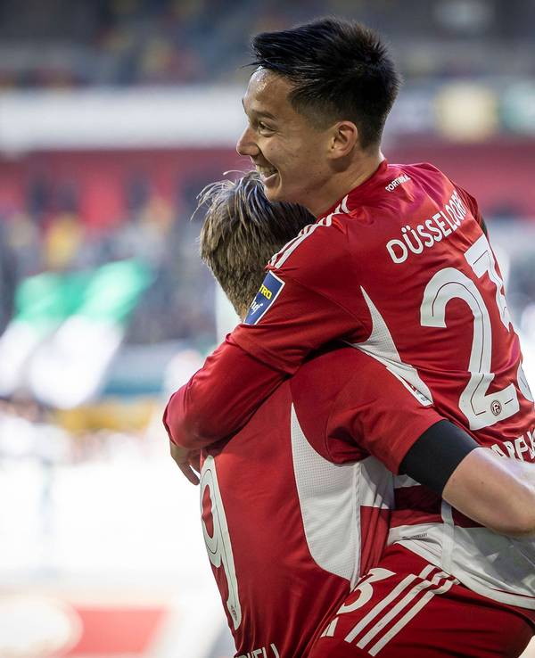 Fortuna Düsseldorfs Shinta Appelkamp jubelt im Spiel gegen Greuther Fürth mit Teamkollege Vincent Vermeij über dessen Tor.