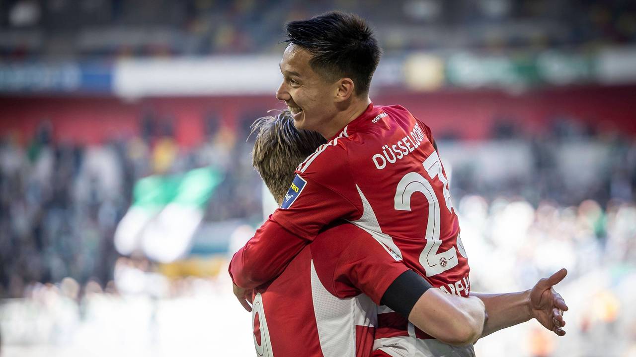 Fortuna Düsseldorfs Shinta Appelkamp jubelt im Spiel gegen Greuther Fürth mit Teamkollege Vincent Vermeij über dessen Tor.