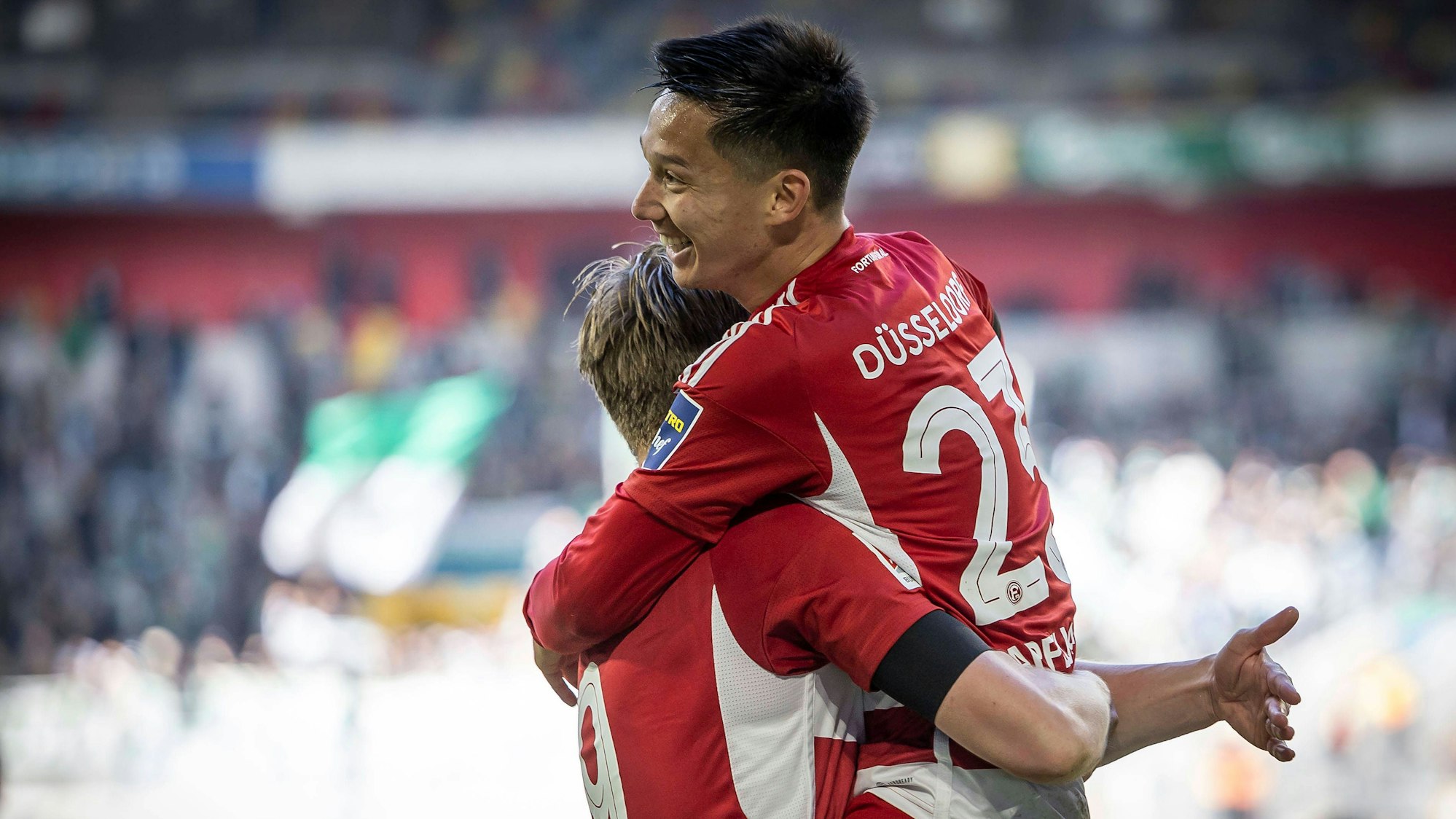 Fortuna Düsseldorfs Shinta Appelkamp jubelt im Spiel gegen Greuther Fürth mit Teamkollege Vincent Vermeij über dessen Tor.