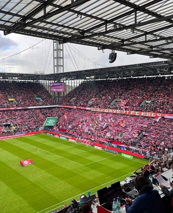 Fans mit FC-Flagge im Rhein-Energie-Stadion.