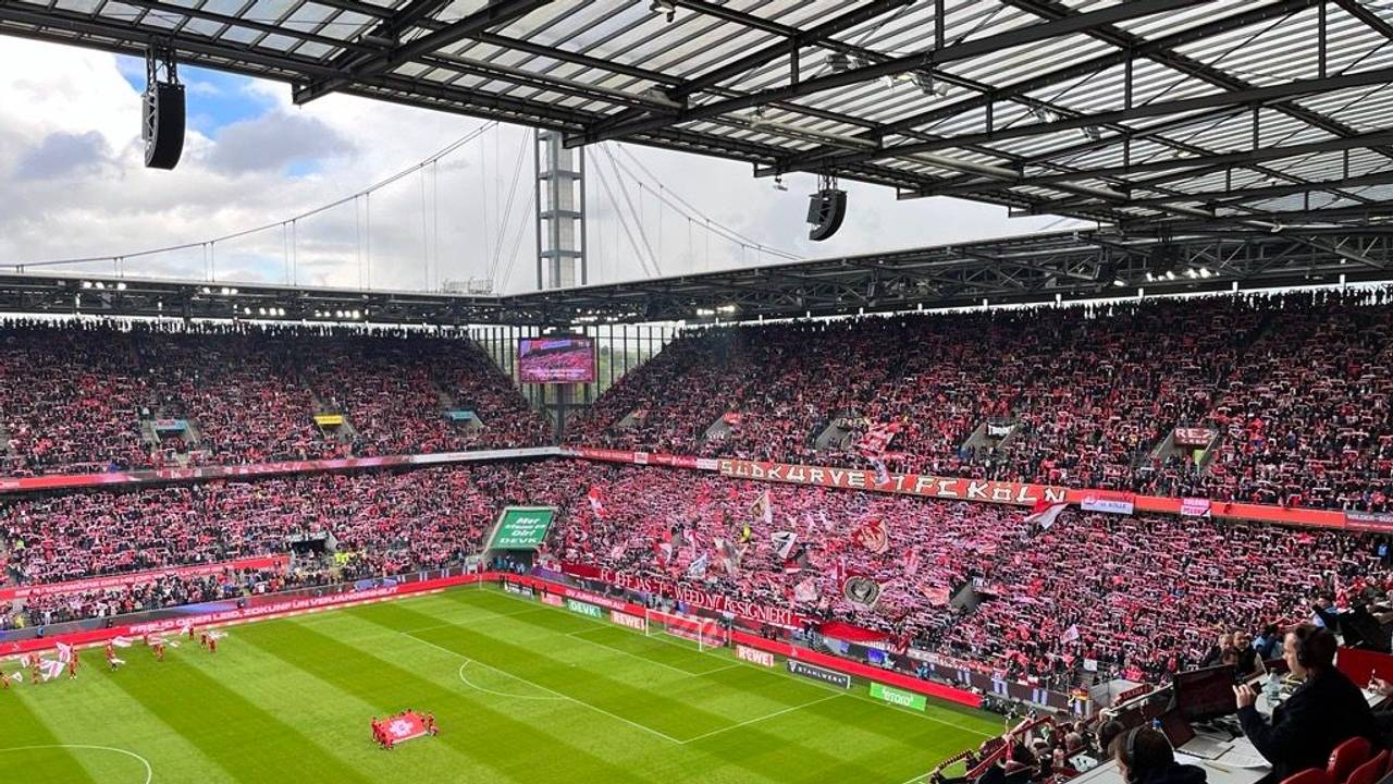 Fans mit FC-Flagge im Rhein-Energie-Stadion.