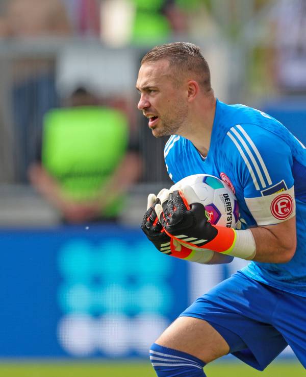 Florian Kastenmeier hält den Ball.