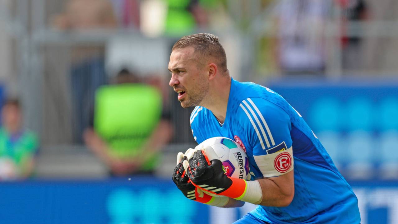 Florian Kastenmeier hält den Ball.