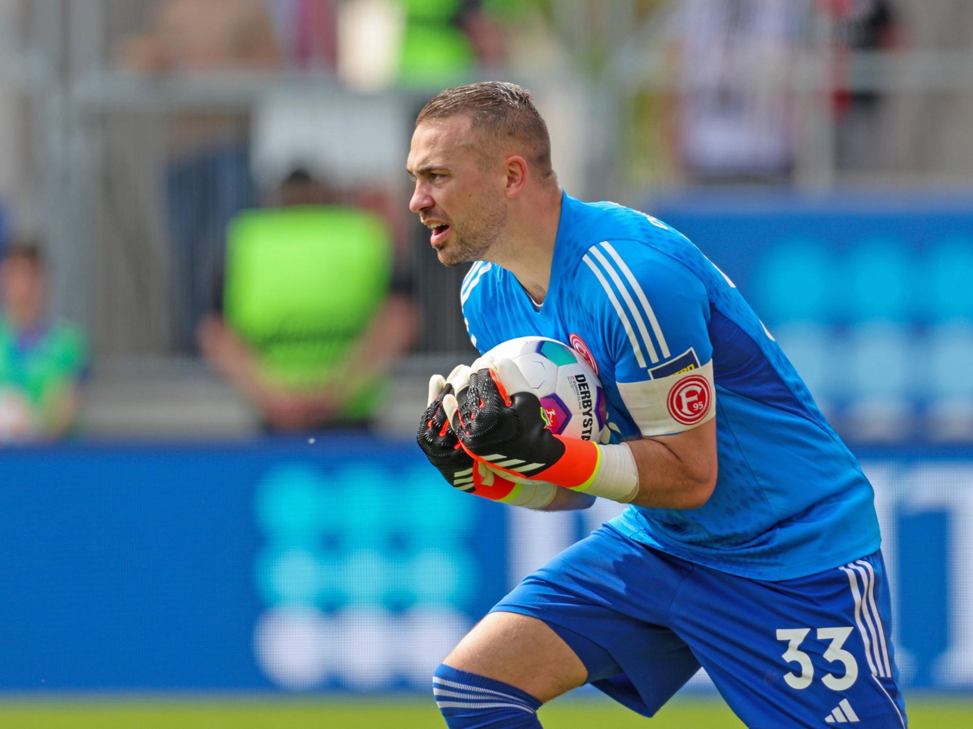 Florian Kastenmeier hält den Ball.