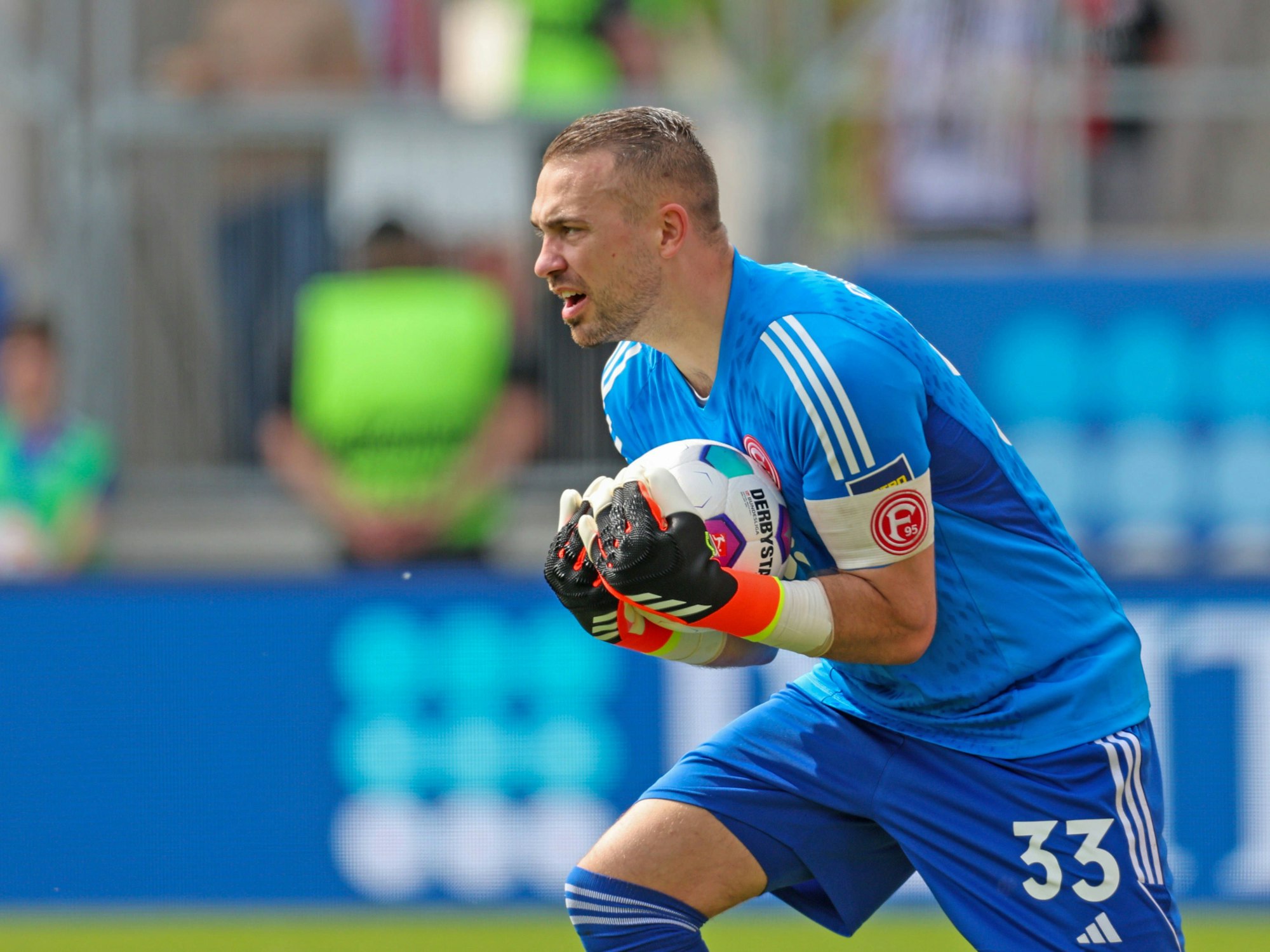 Florian Kastenmeier hält den Ball.