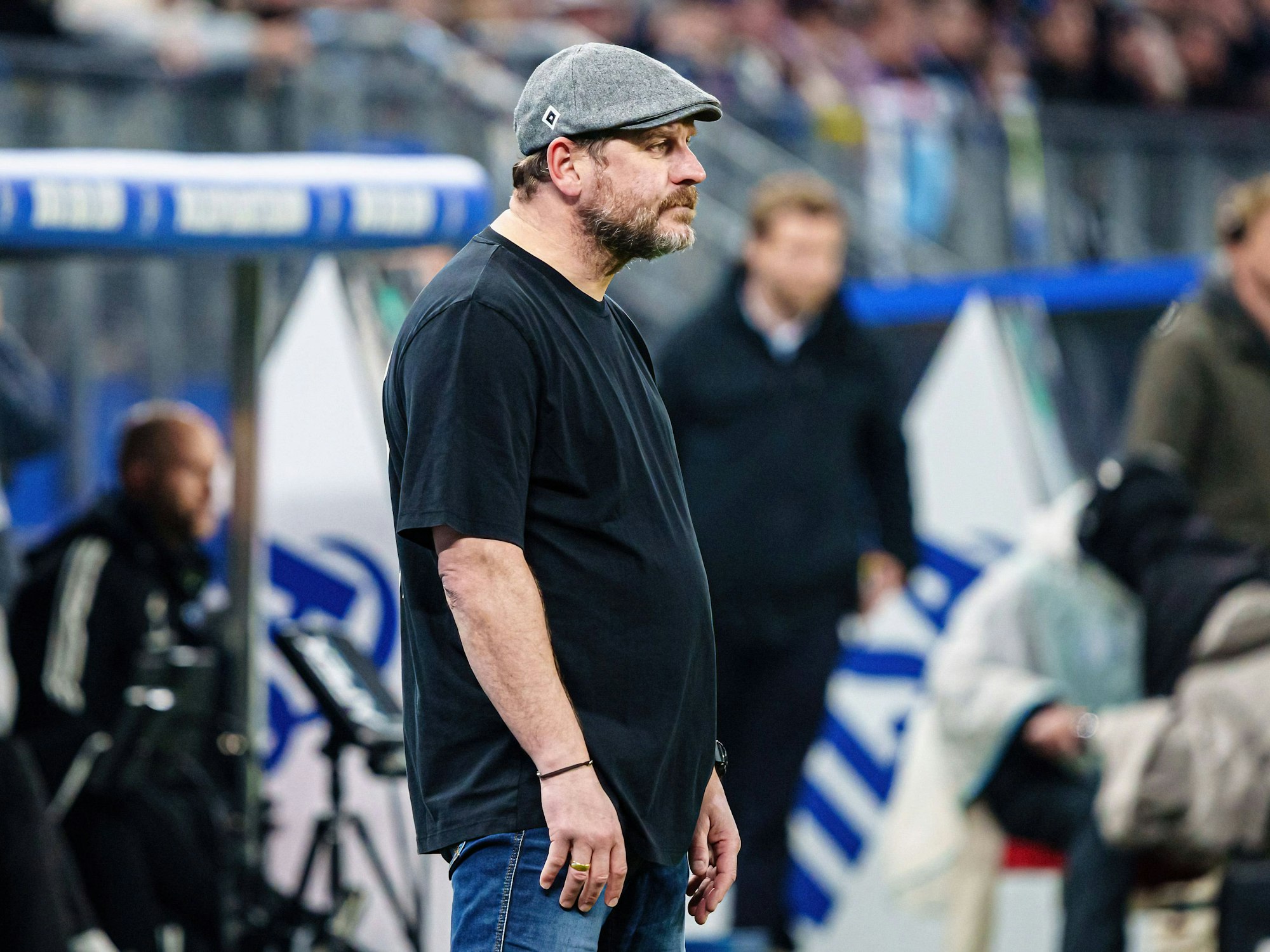 Steffen Baumgart mit runtergezogenen Schultern am Spielfeldrand.