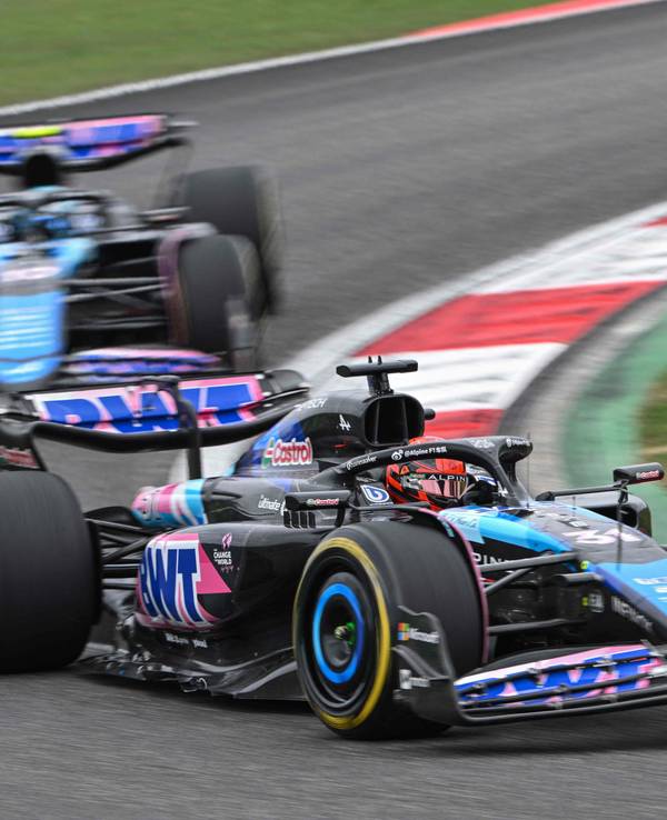 Esteban Ocon fährt in seinem Alpine über die Strecke in China.